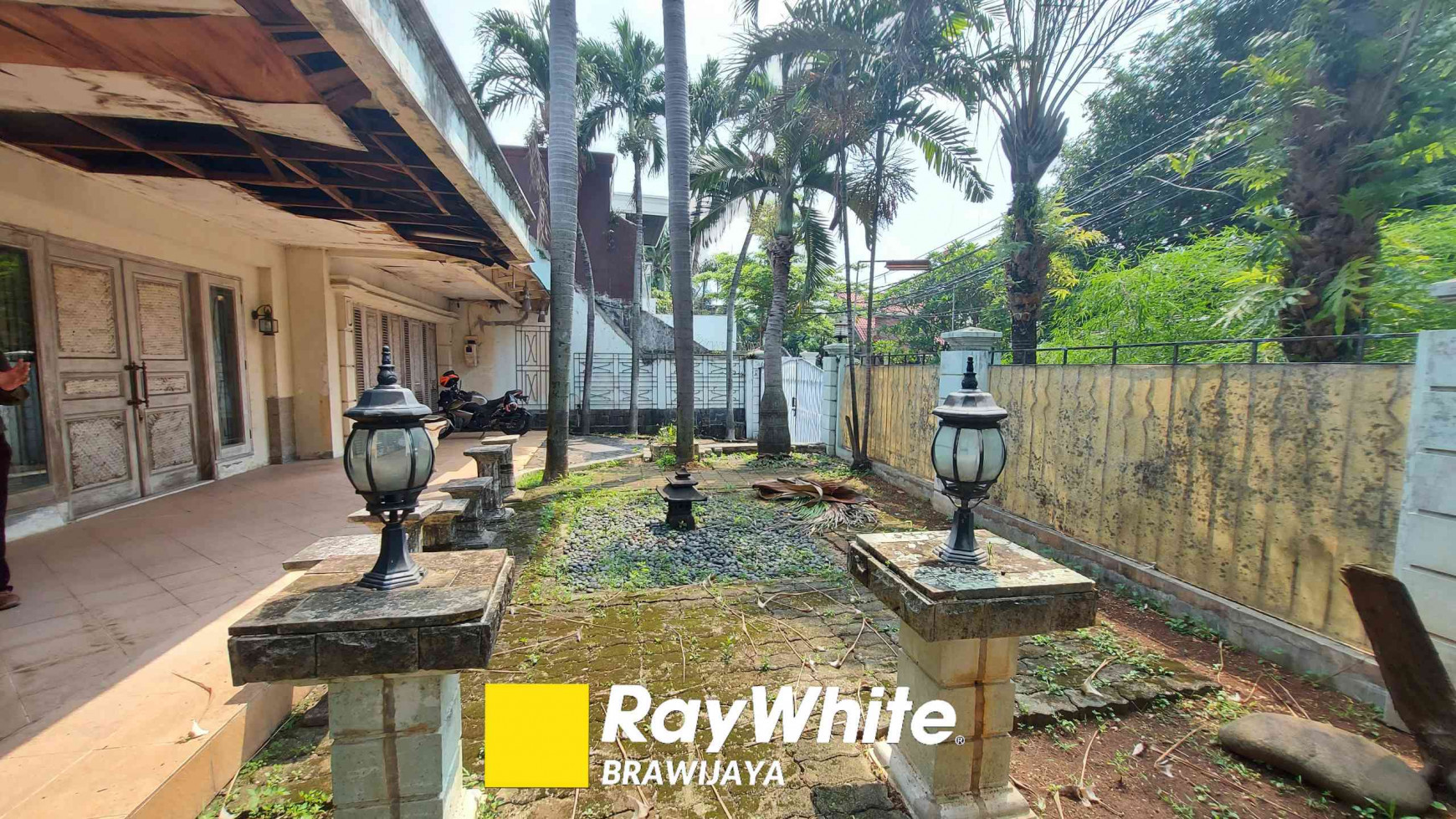 DIJUAL RUMAH TUA DI CIPETE UTARA, KEBAYORAN BARU, LINGKUNGAN TENANG, LEBAR DEPAN 20 METER