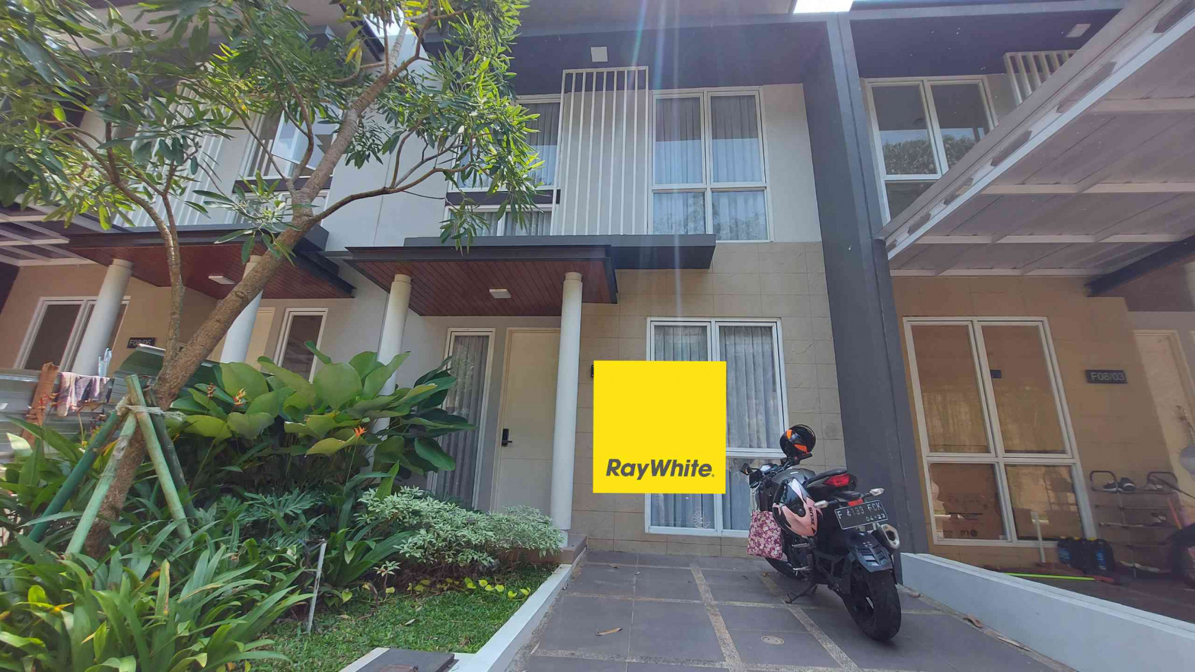 DIjual Rumah di CBD Cibubur, Ex Rumah Contoh; Siap Huni, Furnished, 3 Bedrooms, Hadap Selatan