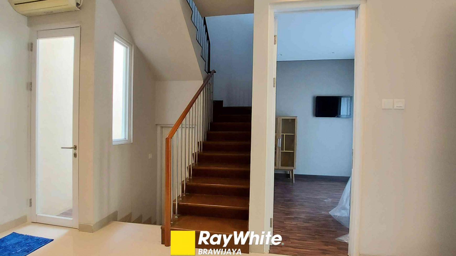 DIjual Rumah di CBD Cibubur, Ex Rumah Contoh; Siap Huni, Furnished, 3 Bedrooms, Hadap Selatan