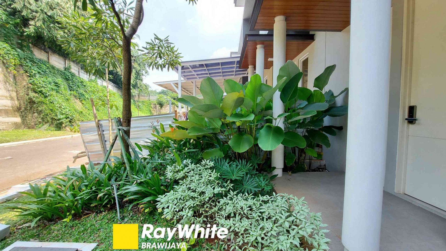 DIjual Rumah di CBD Cibubur, Ex Rumah Contoh; Siap Huni, Furnished, 3 Bedrooms, Hadap Selatan