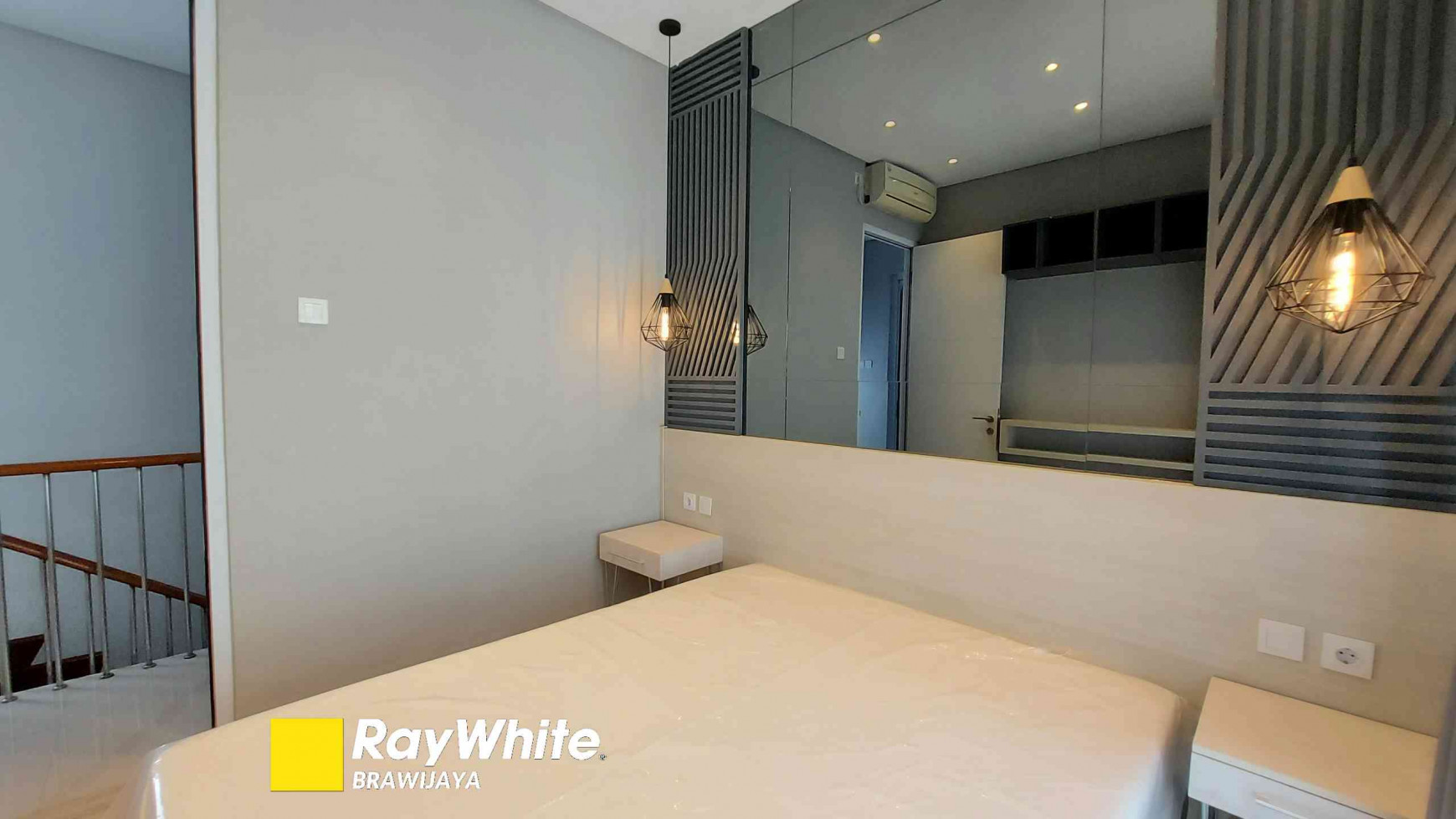 DIjual Rumah di CBD Cibubur, Ex Rumah Contoh; Siap Huni, Furnished, 3 Bedrooms, Hadap Selatan