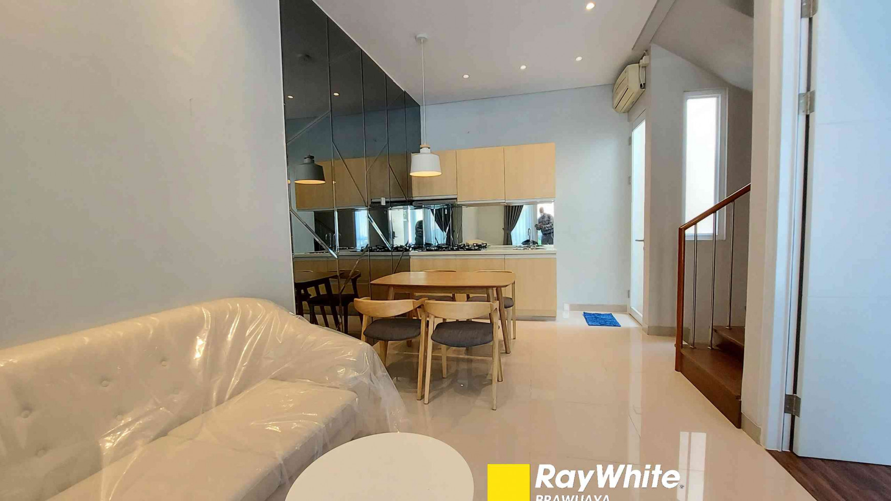 DIjual Rumah di CBD Cibubur, Ex Rumah Contoh; Siap Huni, Furnished, 3 Bedrooms, Hadap Selatan