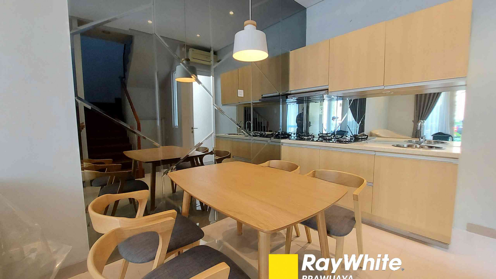 DIjual Rumah di CBD Cibubur, Ex Rumah Contoh; Siap Huni, Furnished, 3 Bedrooms, Hadap Selatan