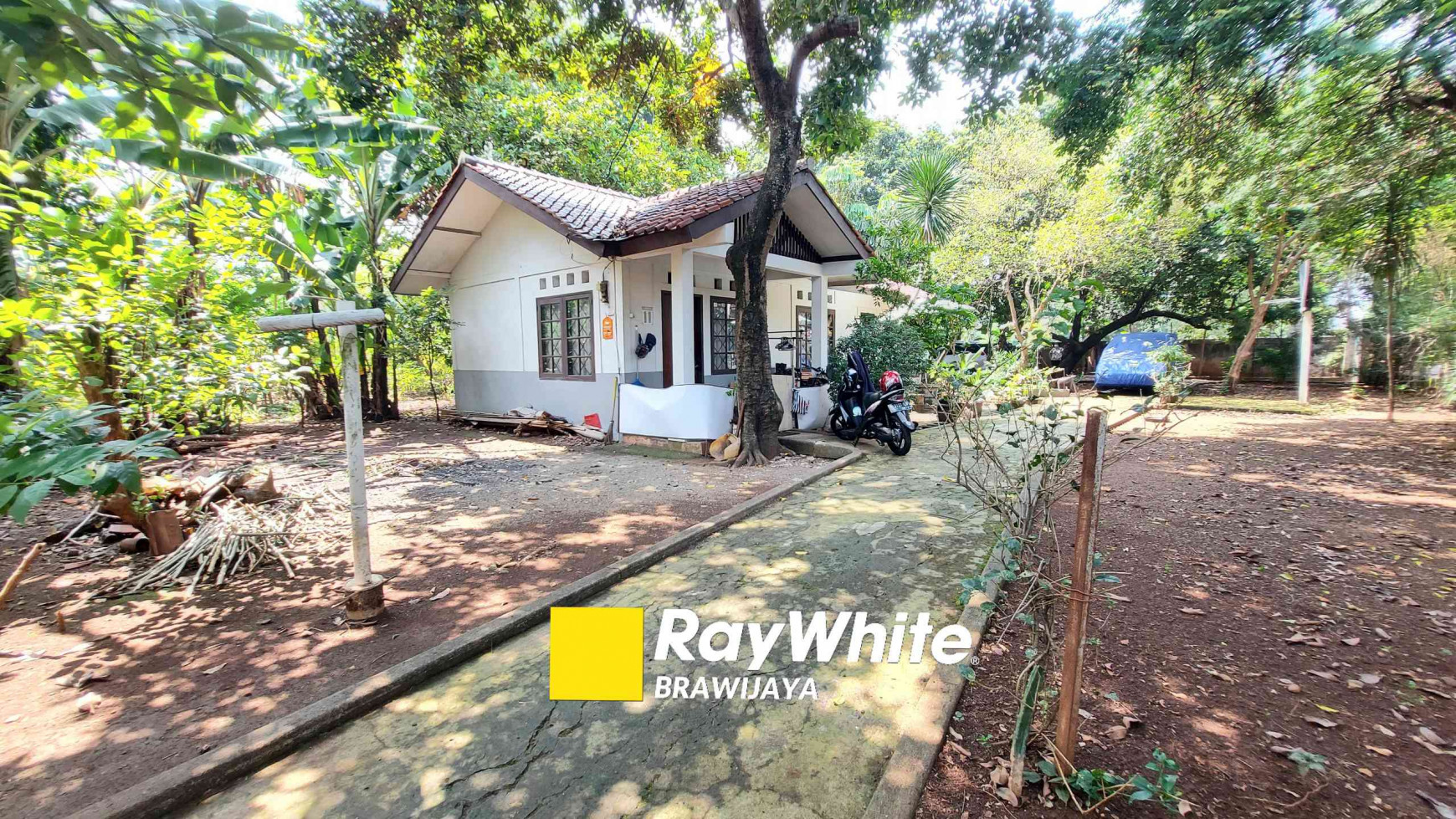 Bangunan rumah tua di Pesanggrahan, Jakarta Selatan, Dekat Akses Tol JORR, Hadap Selatan, Bentuk Tanah Kotak, SHM