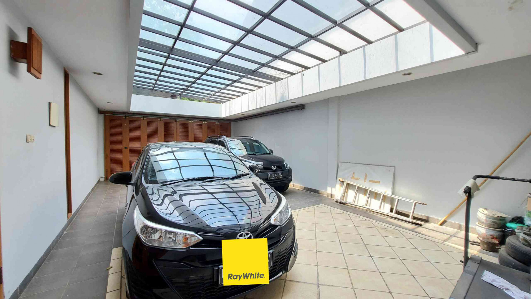 DIJUAL RUMAH DI CIPETE UTARA, KEBAYORAN BARU, DALAM KOMPLEKS, SIAP HUNI, PRIVATE POOL