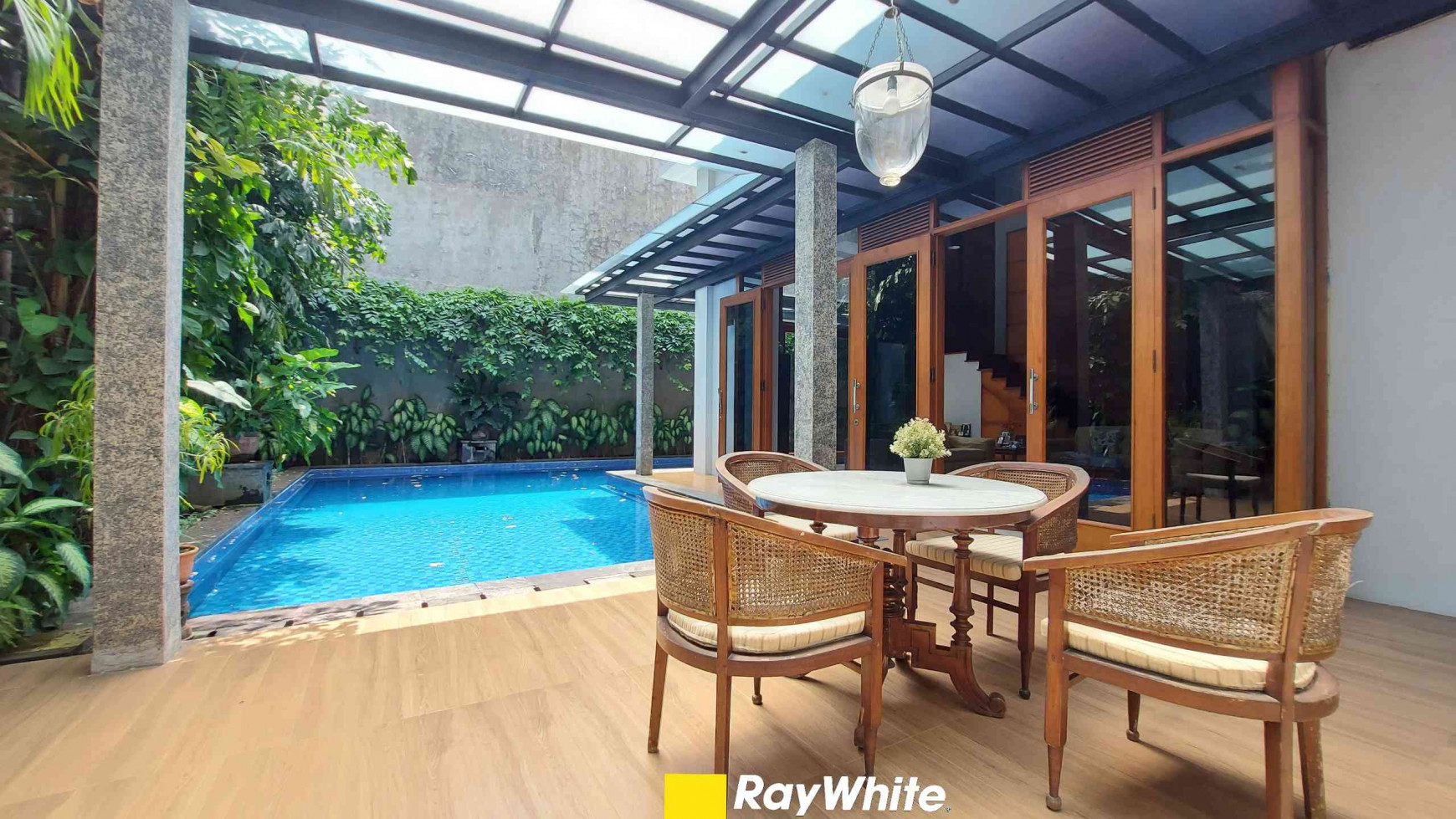 DIJUAL RUMAH DI CIPETE UTARA, KEBAYORAN BARU, DALAM KOMPLEKS, PRIVATE POOL, HADAP TIMUR, SHM