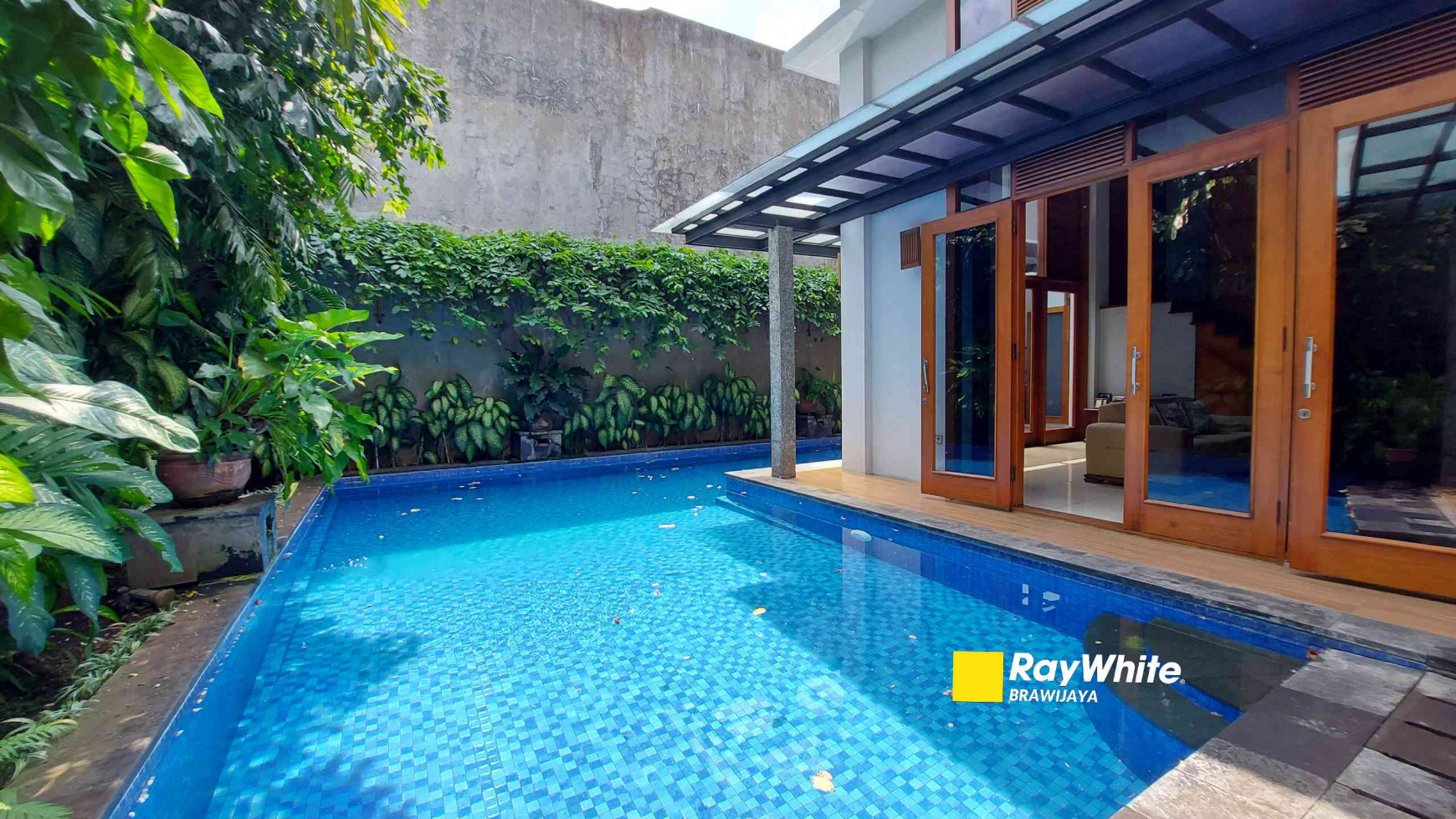 DIJUAL RUMAH DI CIPETE UTARA, KEBAYORAN BARU, DALAM KOMPLEKS, PRIVATE POOL, HADAP TIMUR, SHM