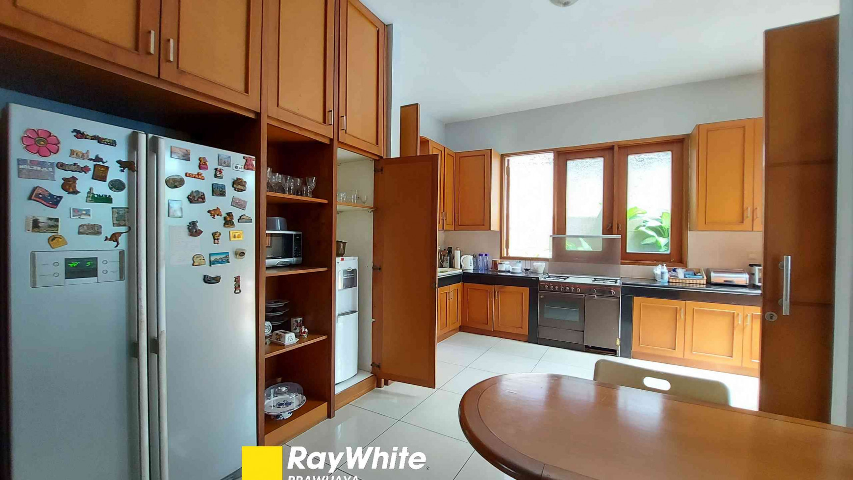 DIJUAL RUMAH DI CIPETE UTARA, KEBAYORAN BARU, DALAM KOMPLEKS, PRIVATE POOL, HADAP TIMUR, SHM