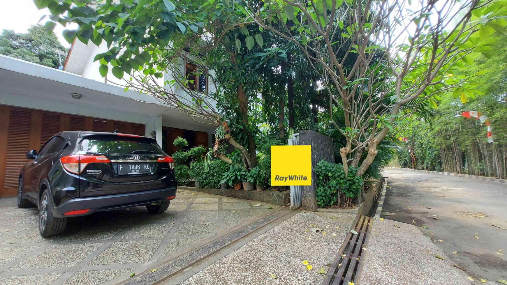 DIJUAL RUMAH DI CIPETE UTARA, KEBAYORAN BARU, DALAM KOMPLEKS, PRIVATE POOL, HADAP TIMUR, SHM