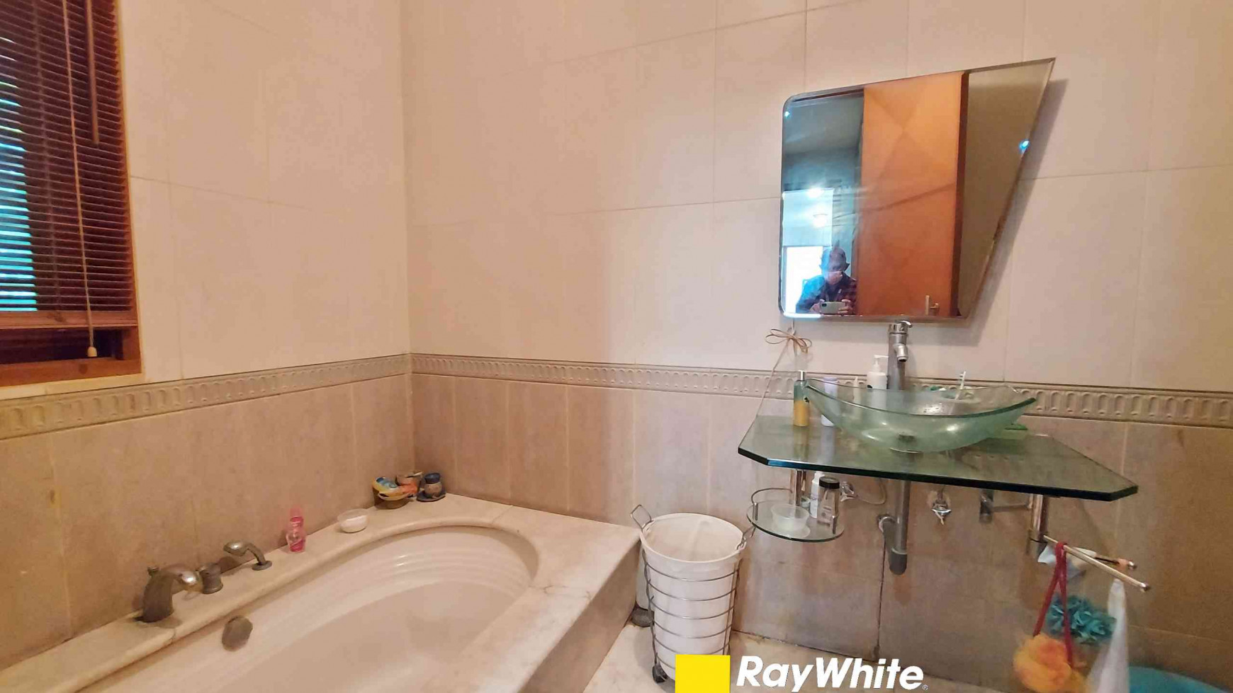 DIJUAL RUMAH DI CIPETE UTARA, KEBAYORAN BARU, DALAM KOMPLEKS, PRIVATE POOL, HADAP TIMUR, SHM