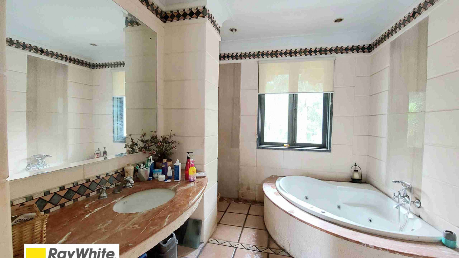 DIJUAL RUMAH DI KOMPLEKS VILA CINERE MAS, VIEW TAMAN, LAYAK HUNI, HADAP TIMUR