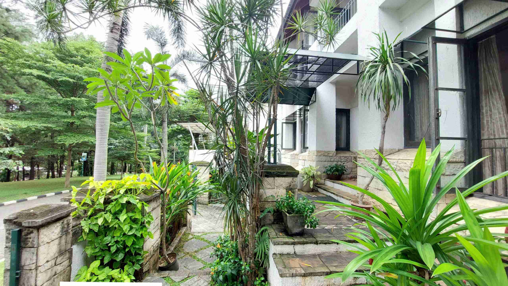 DIJUAL RUMAH DI KOMPLEKS VILA CINERE MAS, VIEW TAMAN, LAYAK HUNI, HADAP TIMUR