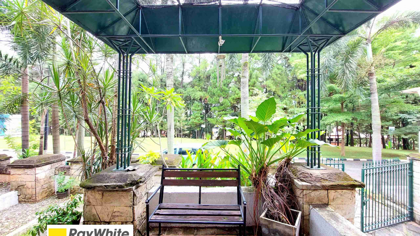 DIJUAL RUMAH DI KOMPLEKS VILA CINERE MAS, VIEW TAMAN, LAYAK HUNI, HADAP TIMUR