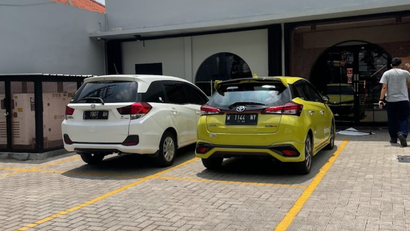 Dijual Rumah Usaha Jalan  Raya Rungkut Mejoyo - Surabaya dekat UBAYA Tenggilis - Parkiran LUAS - Komersial Area