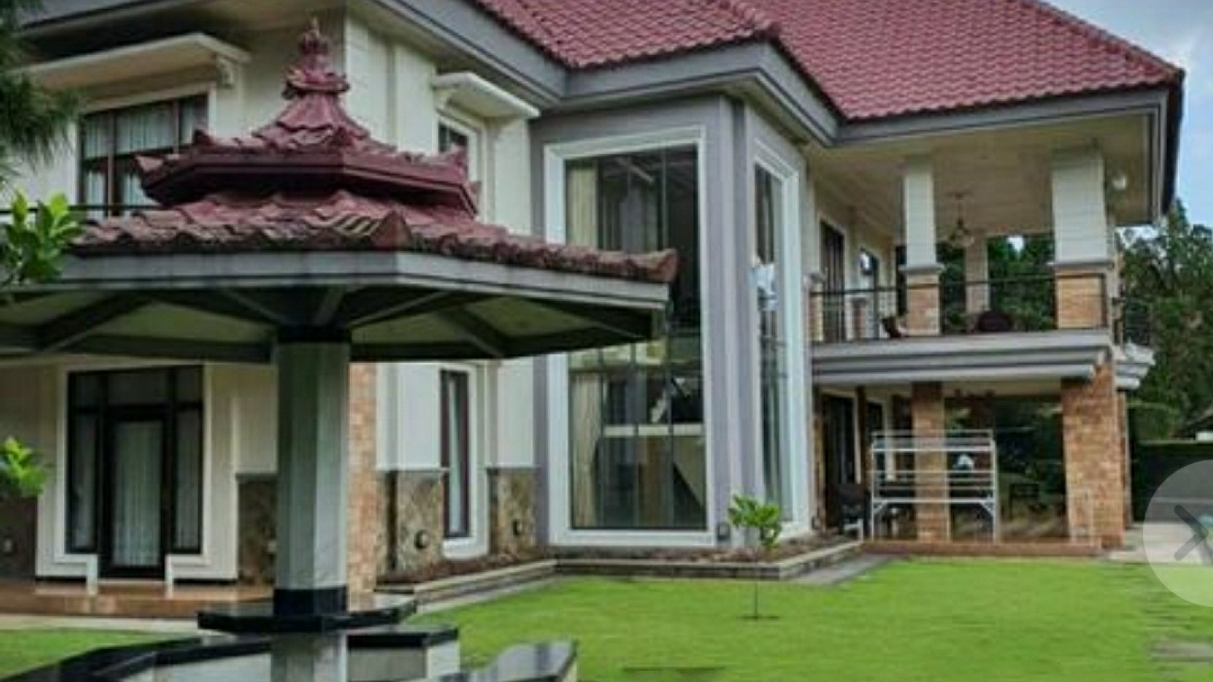 Dijual Villa Grand Trawas - Mewah 2 lantai - Luas 1375 m2 + Jacuzzi - Taman Asri LUAS - SHM