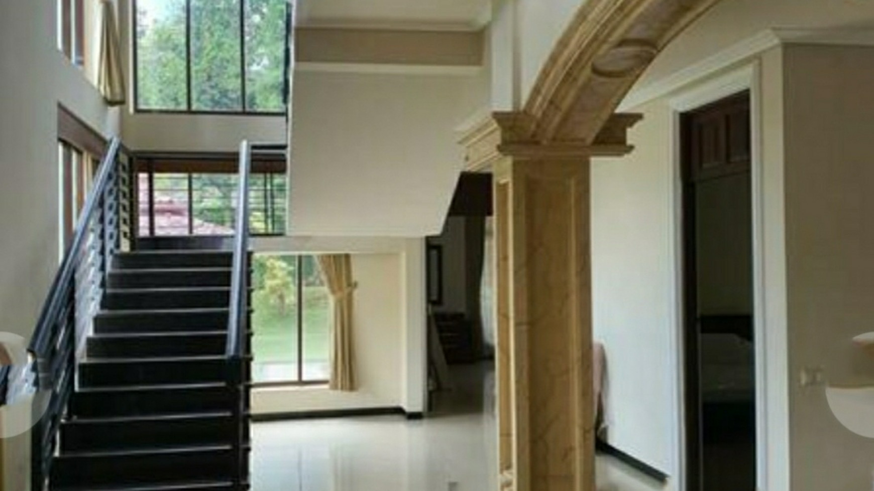 Dijual Villa Grand Trawas - Mewah 2 lantai - Luas 1375 m2 + Jacuzzi - Taman Asri LUAS - SHM