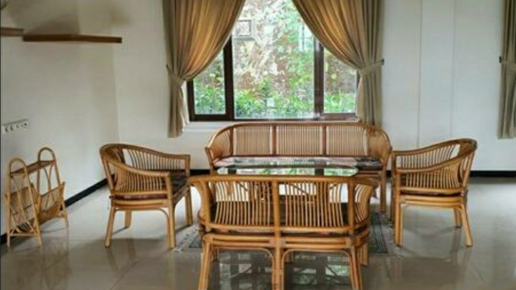 Dijual Villa Grand Trawas - Mewah 2 lantai - Luas 1375 m2 + Jacuzzi - Taman Asri LUAS - SHM