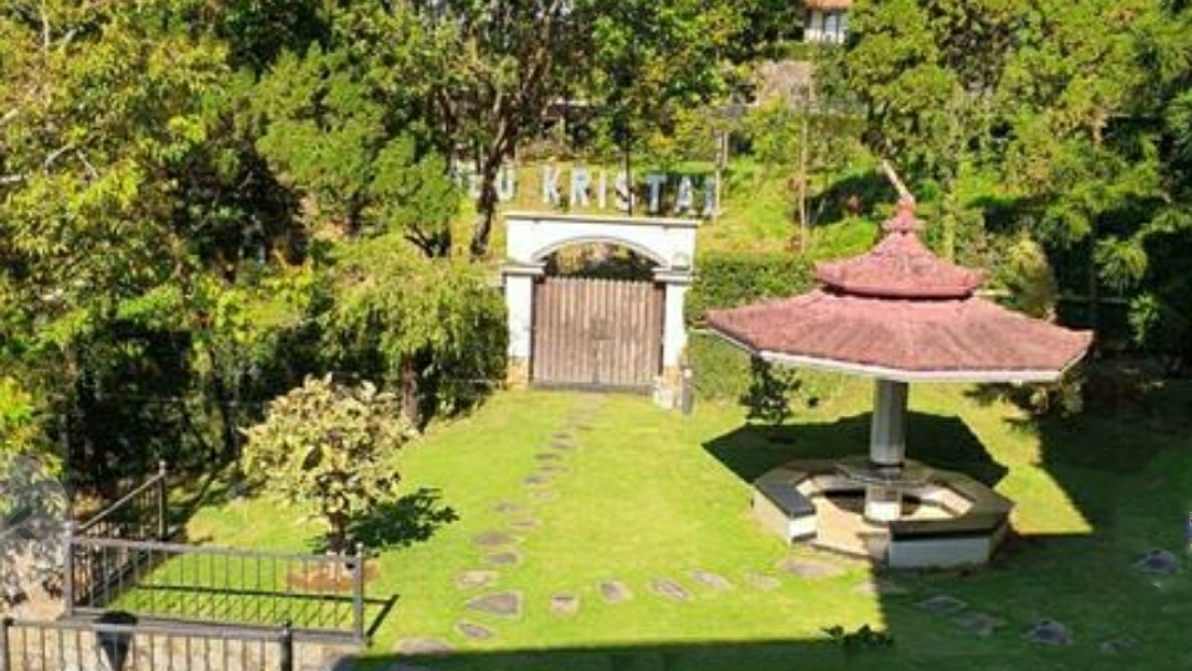 Dijual Villa Grand Trawas - Mewah 2 lantai - Luas 1375 m2 + Jacuzzi - Taman Asri LUAS - SHM