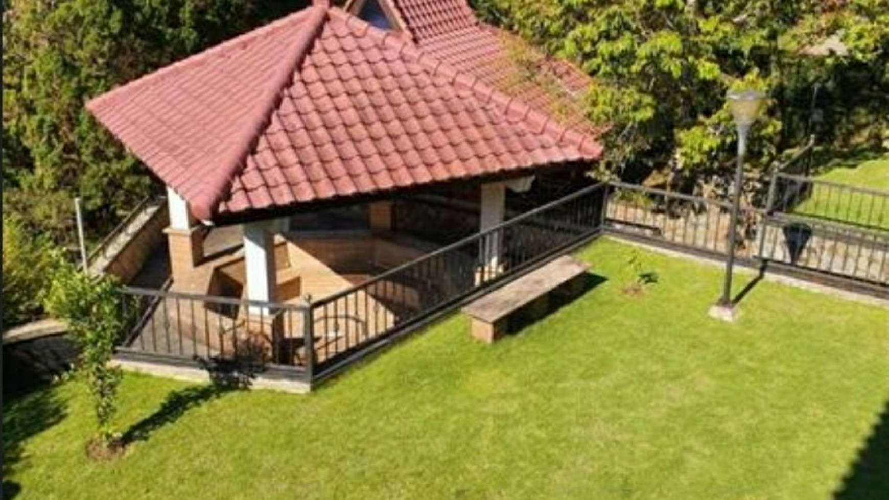 Dijual Villa Grand Trawas - Mewah 2 lantai - Luas 1375 m2 + Jacuzzi - Taman Asri LUAS - SHM