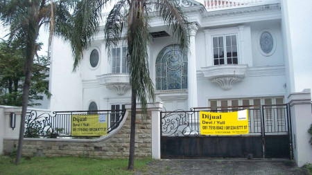 Rumah Mewah di Graha Family, Kawasan Elite, Siap Huni - D/Y -