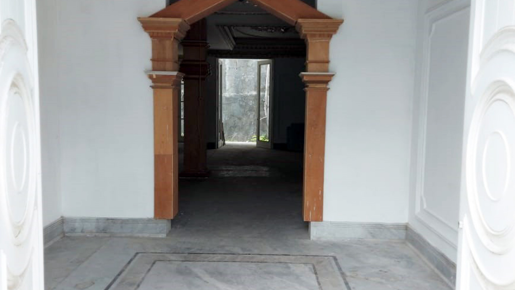Rumah Mewah di Graha Family, Kawasan Elite, Siap Huni - D/Y -
