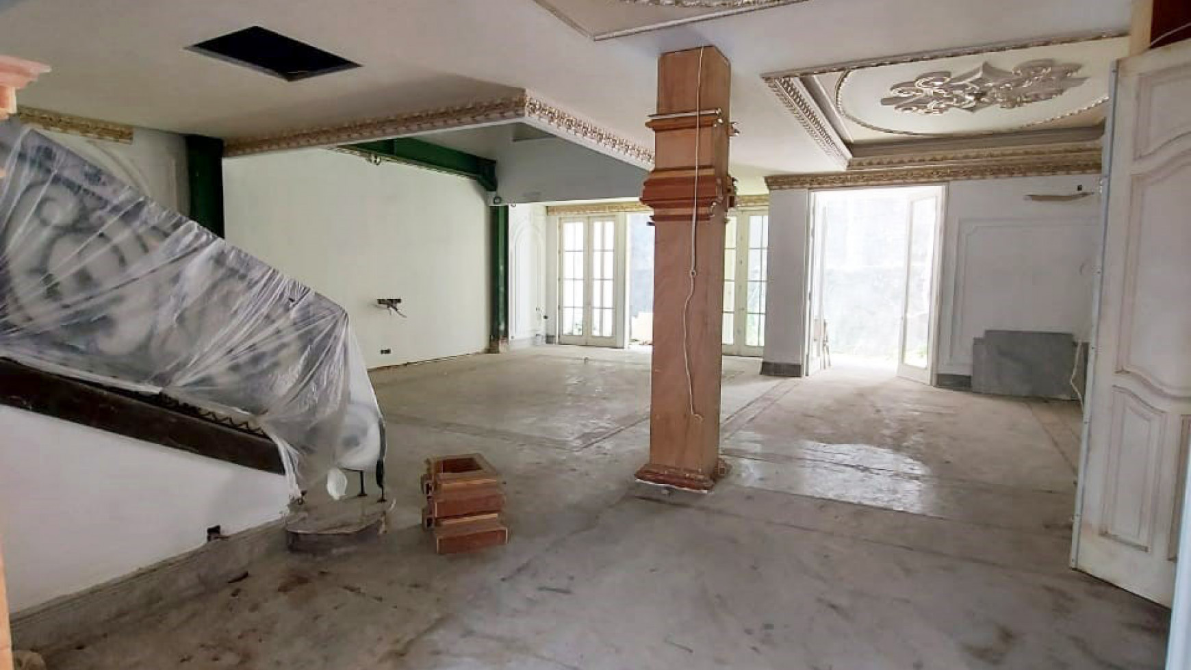 Rumah Mewah di Graha Family, Kawasan Elite, Siap Huni - D/Y -