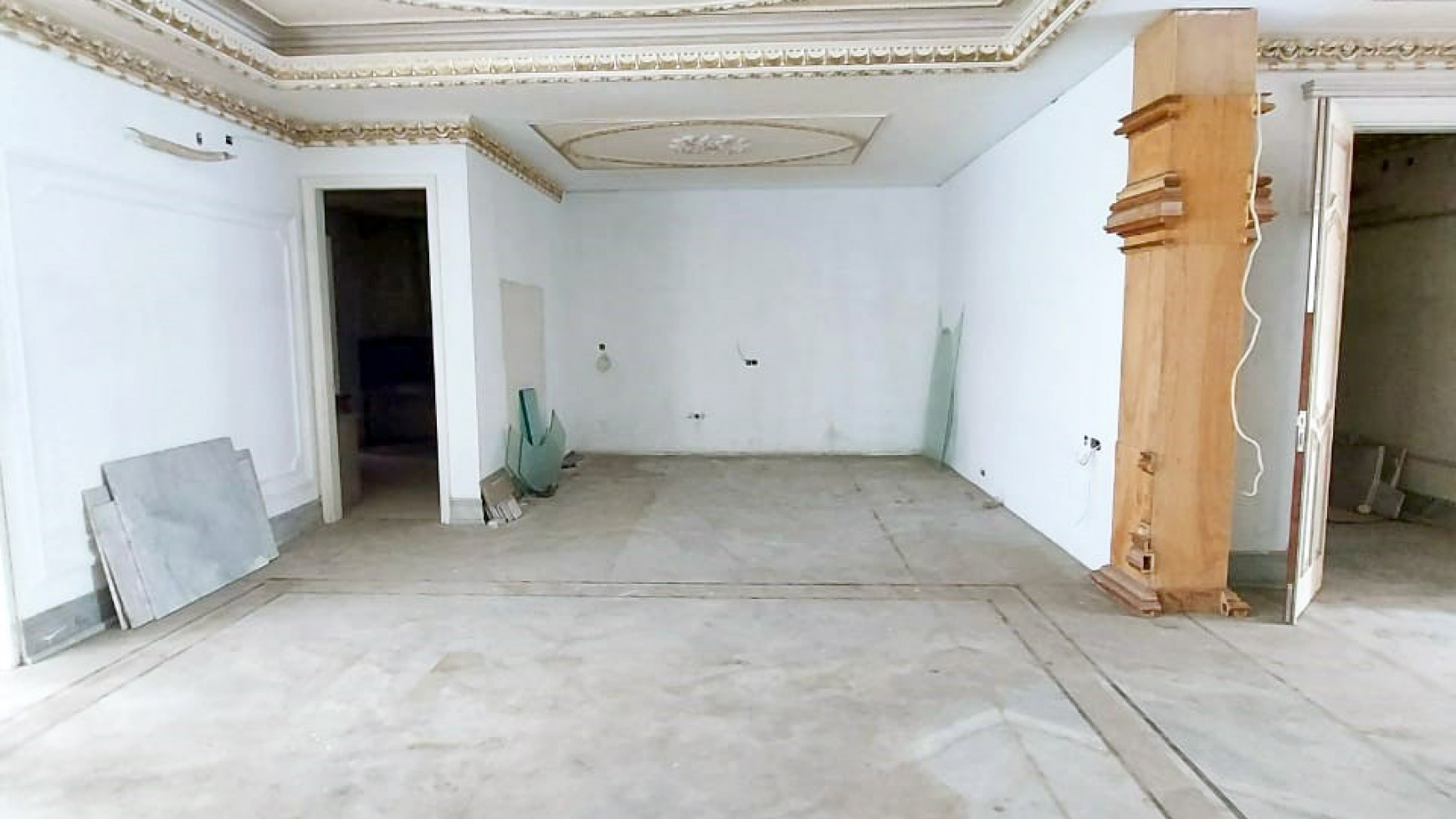 Rumah Mewah di Graha Family, Kawasan Elite, Siap Huni - D/Y -