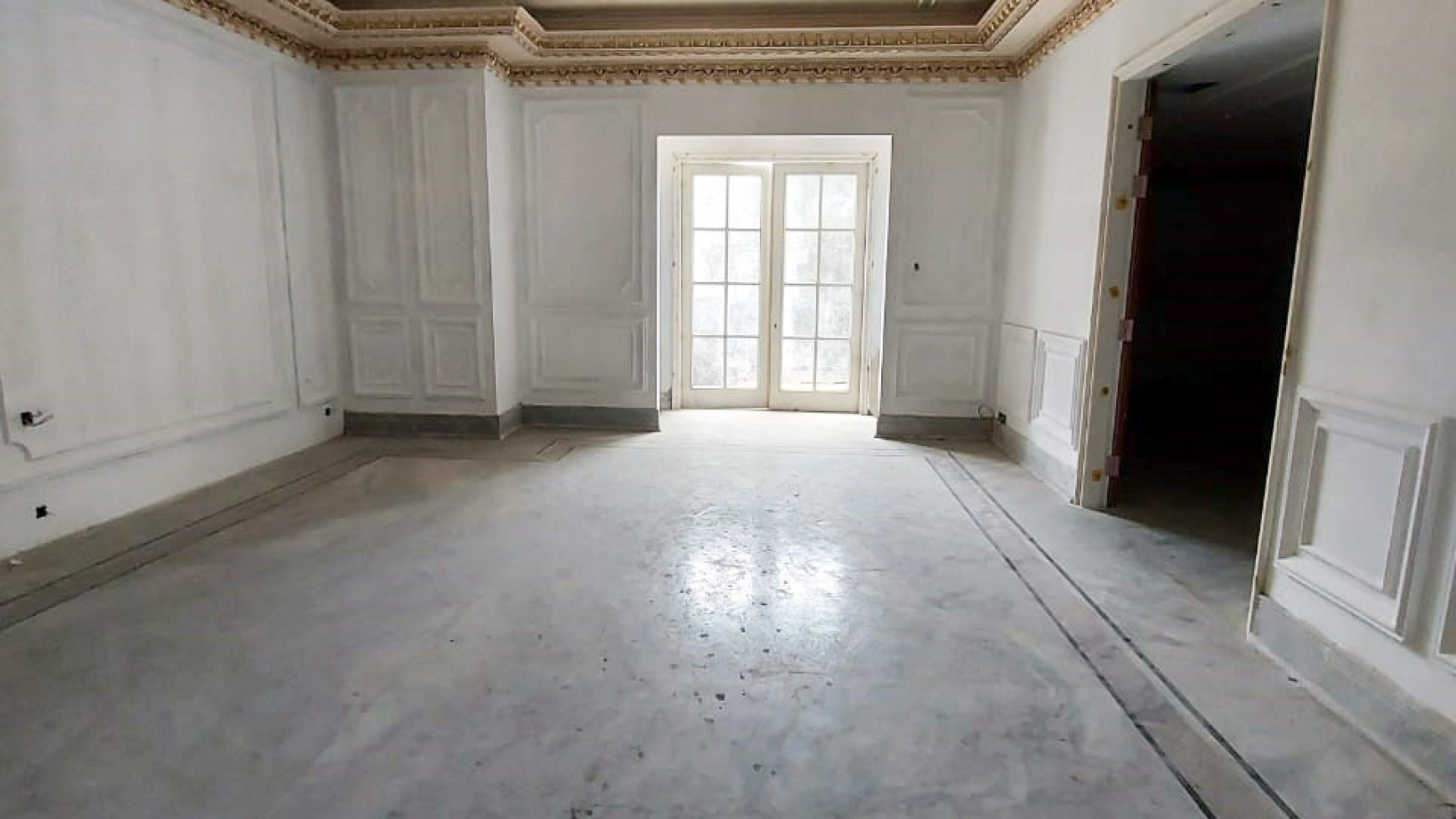 Rumah Mewah di Graha Family, Kawasan Elite, Siap Huni - D/Y -