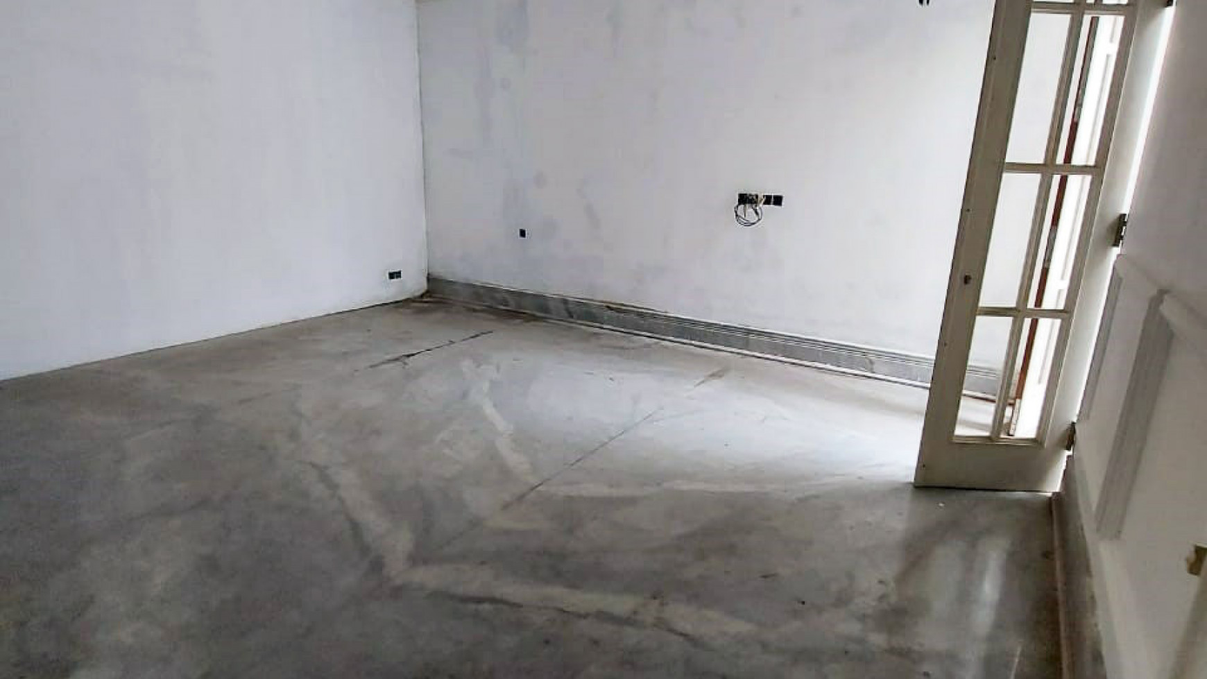 Rumah Mewah di Graha Family, Kawasan Elite, Siap Huni - D/Y -