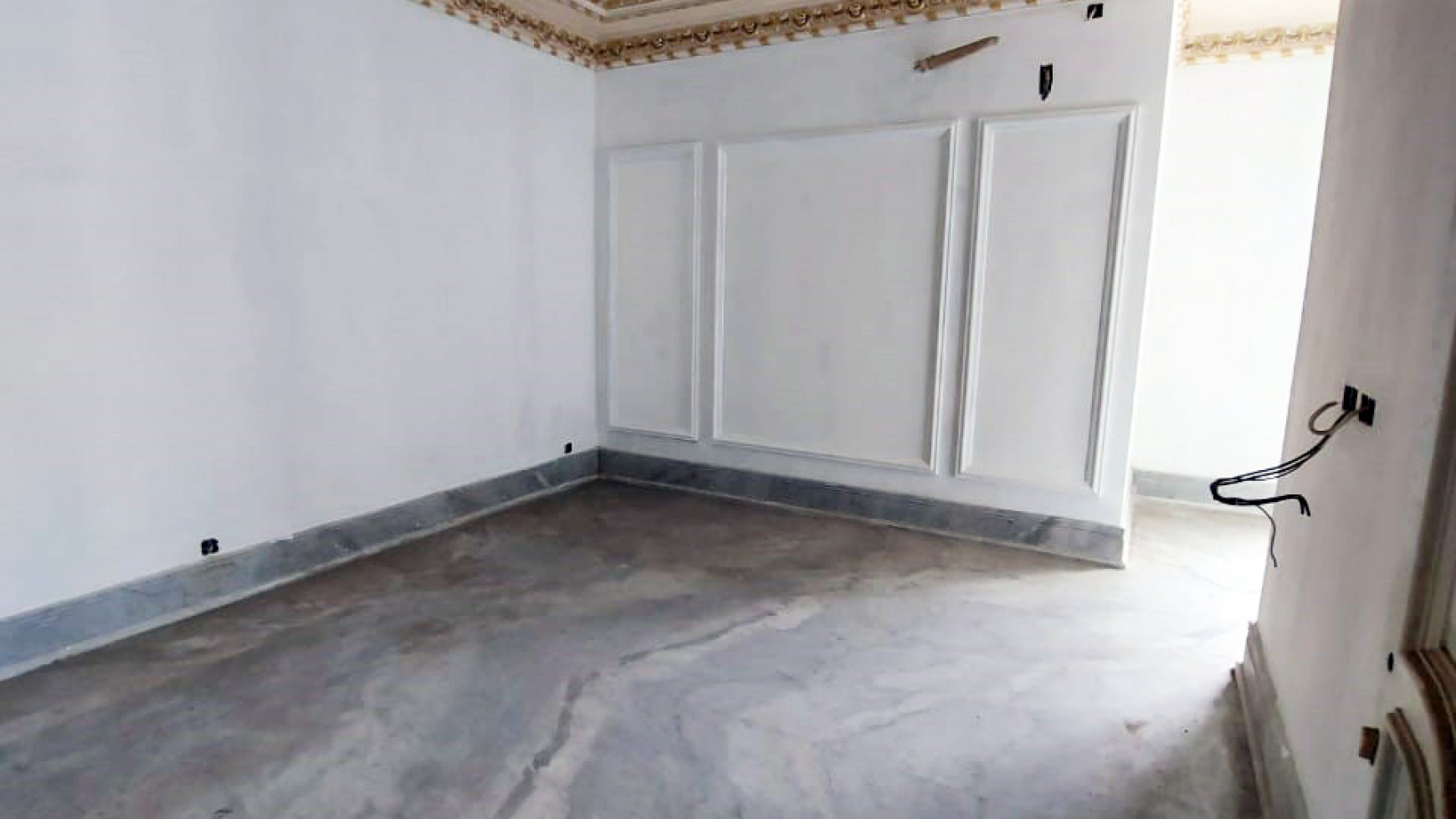 Rumah Mewah di Graha Family, Kawasan Elite, Siap Huni - D/Y -