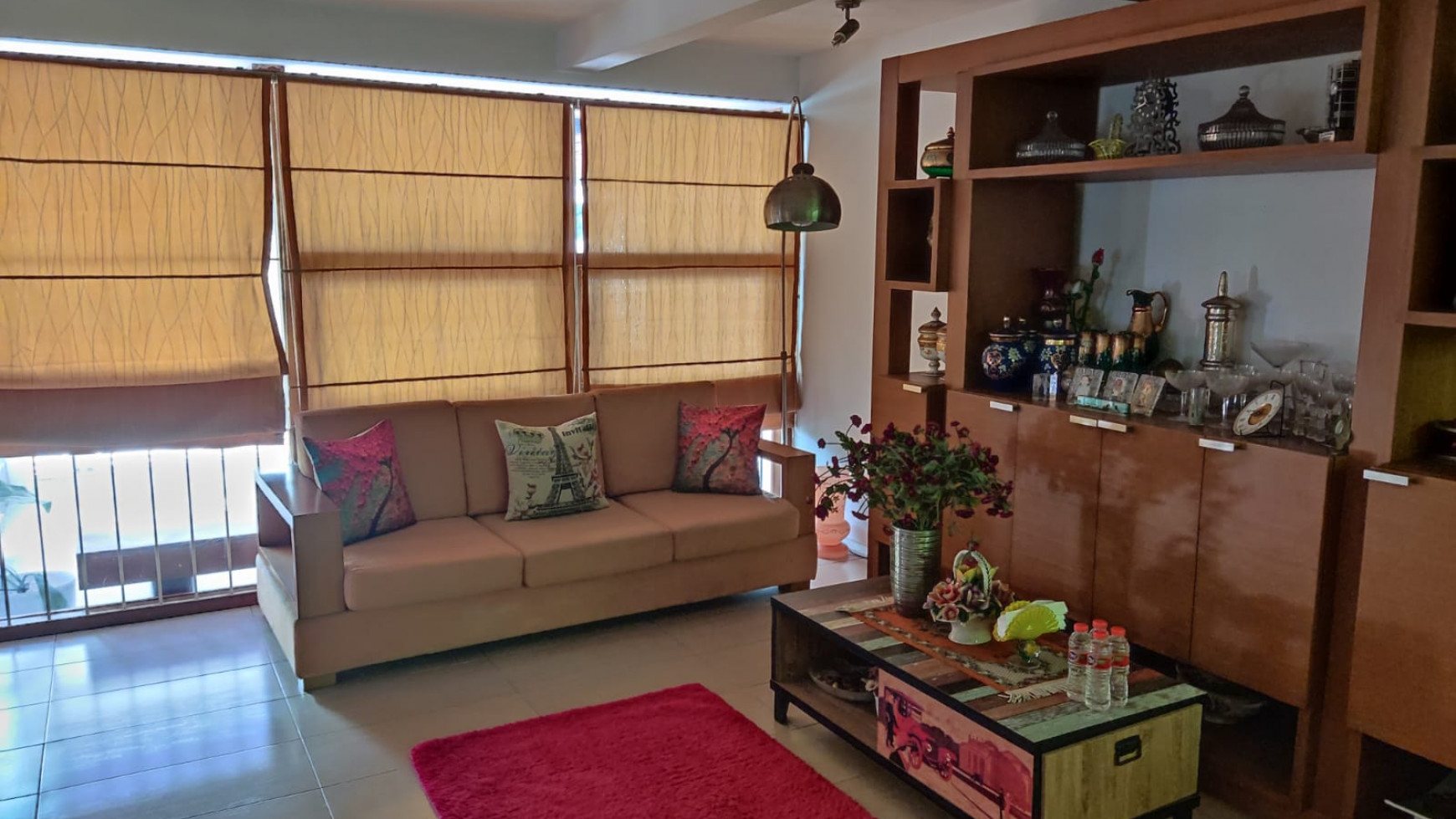 DESIGN INTERIOR CANTIK! Rumah 3 Lantai Cantik dan Terawat di Komplek Tubagus Ismail, Bandung!