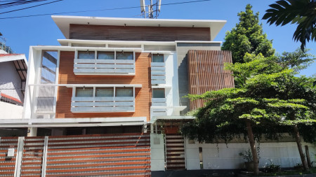 DESIGN INTERIOR CANTIK! Rumah 3 Lantai Cantik dan Terawat di Komplek Tubagus Ismail, Bandung!