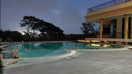 Disewakan Rumah Bukit Darmo Golf Surabaya Barat - PRIVATE Swimming Pool - GOLF view - dekat Graha Famili , Pakuwon Mall