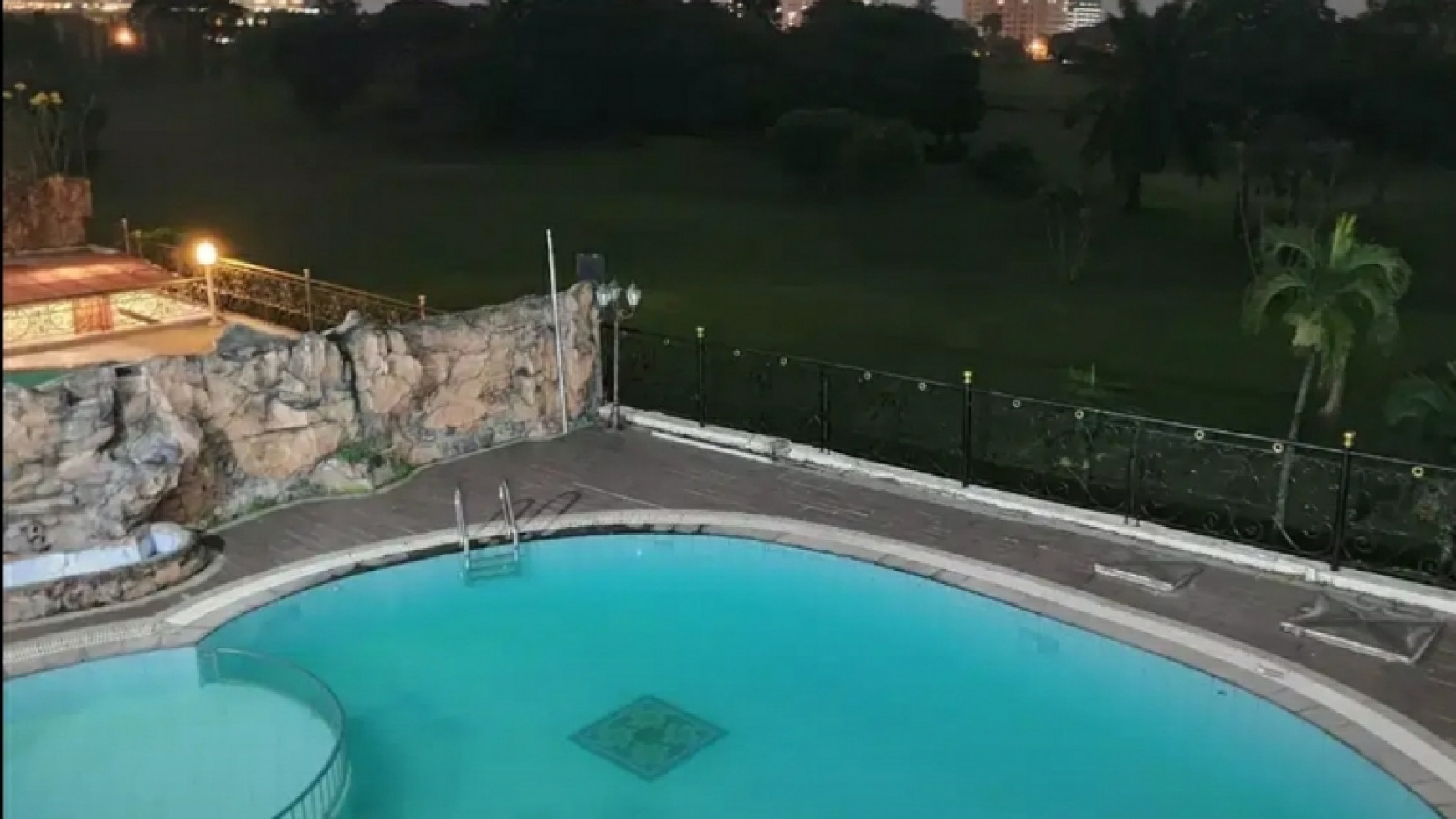 Disewakan Rumah Bukit Darmo Golf Surabaya Barat - PRIVATE Swimming Pool - GOLF view - dekat Graha Famili , Pakuwon Mall