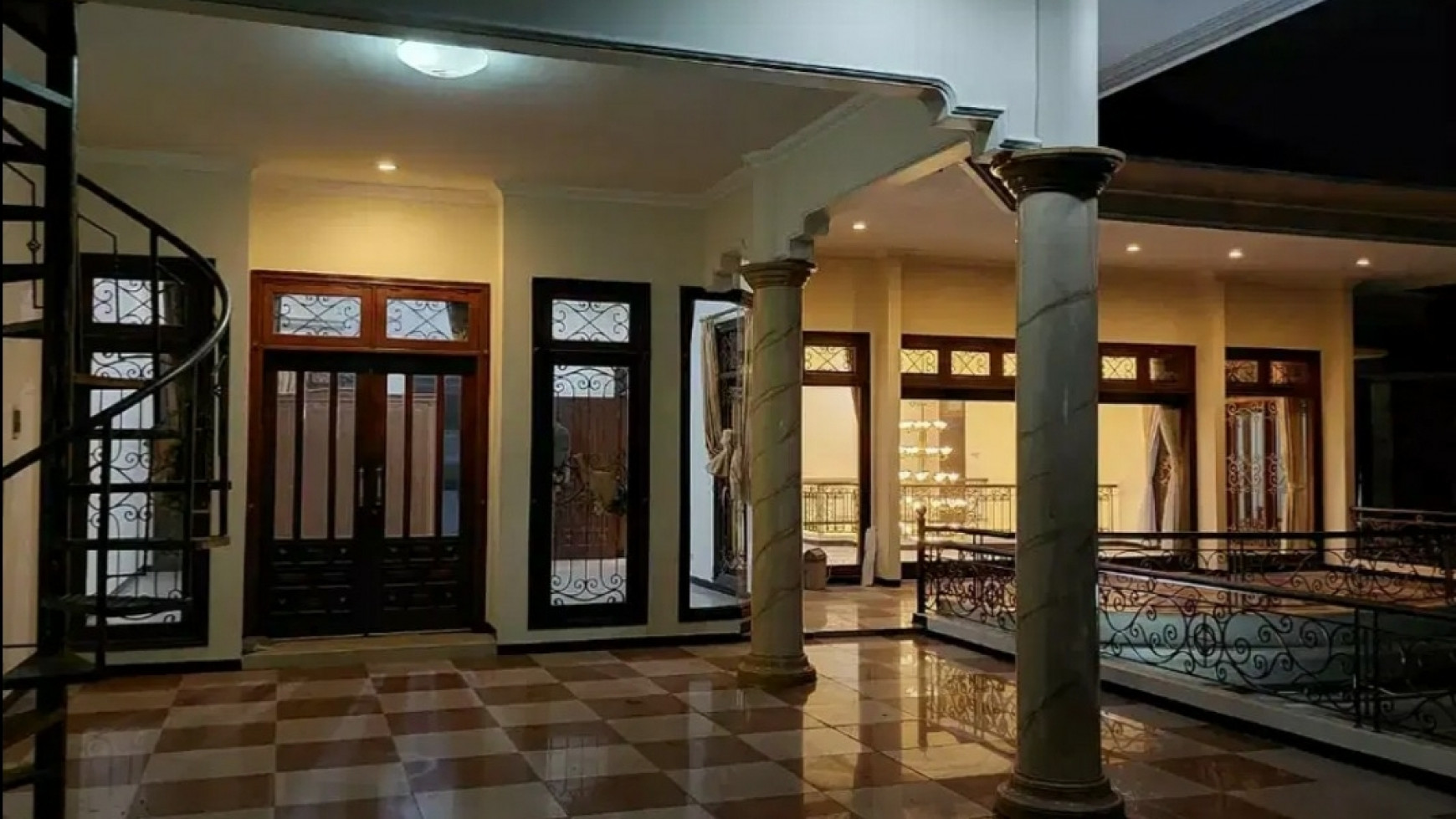 Disewakan Rumah Bukit Darmo Golf Surabaya Barat - PRIVATE Swimming Pool - GOLF view - dekat Graha Famili , Pakuwon Mall