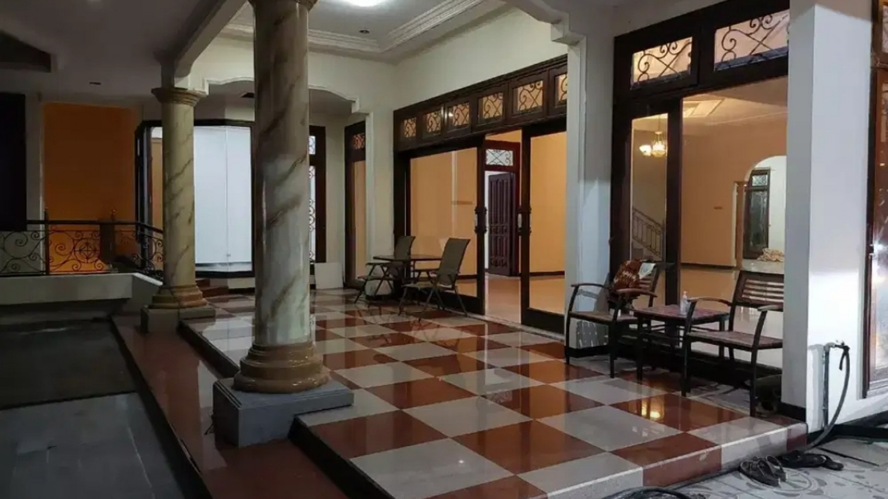 Disewakan Rumah Bukit Darmo Golf Surabaya Barat - PRIVATE Swimming Pool - GOLF view - dekat Graha Famili , Pakuwon Mall