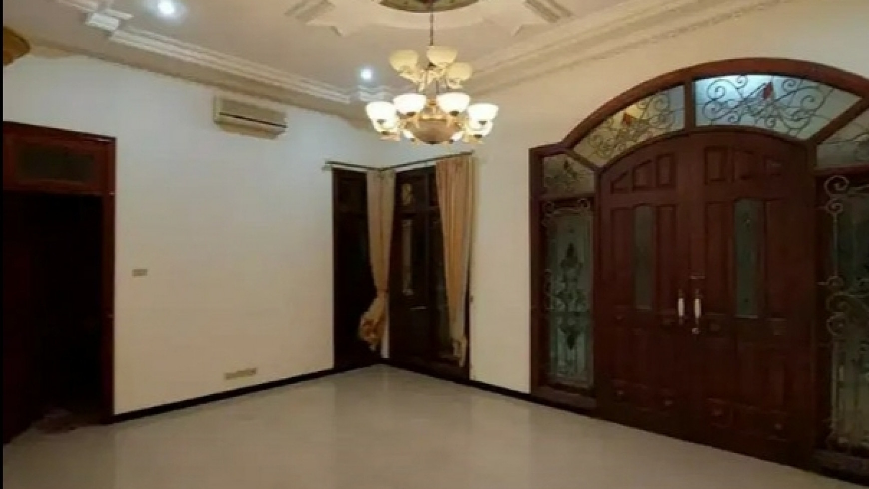 Disewakan Rumah Bukit Darmo Golf Surabaya Barat - PRIVATE Swimming Pool - GOLF view - dekat Graha Famili , Pakuwon Mall