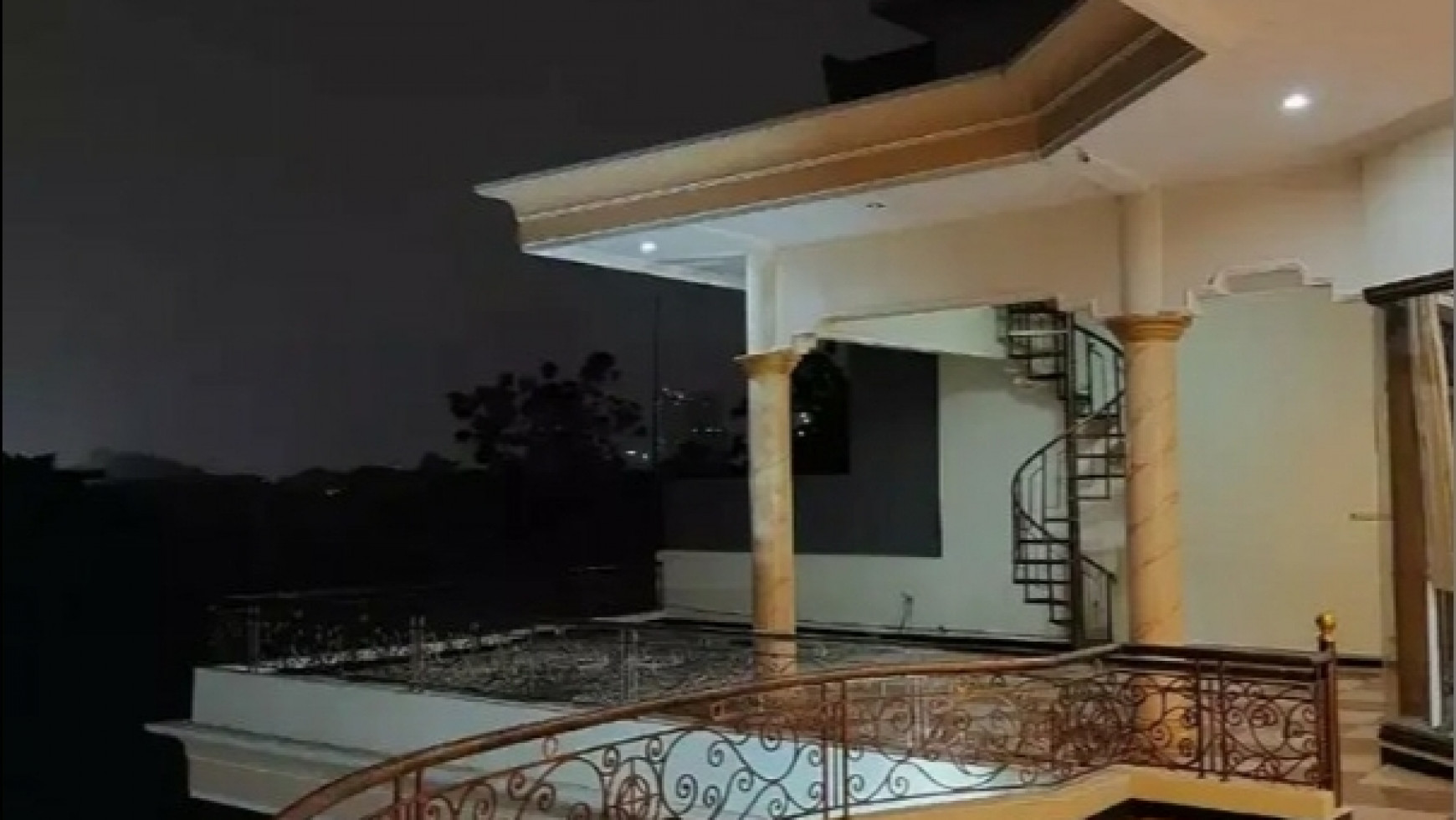 Disewakan Rumah Bukit Darmo Golf Surabaya Barat - PRIVATE Swimming Pool - GOLF view - dekat Graha Famili , Pakuwon Mall
