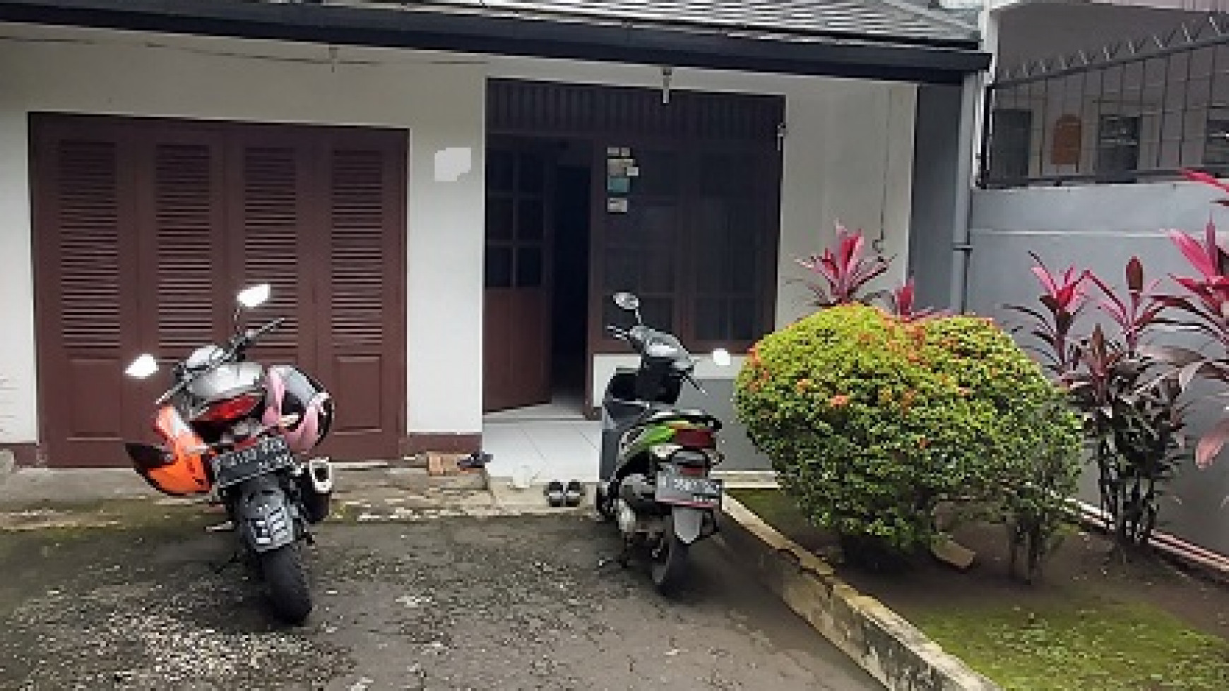 RUMAH DI JALAN SINABUNG, KEBAYORAN BARU, JAKSEL, BEBAS BANJIR, LOKASI DEKAT SENAYAN