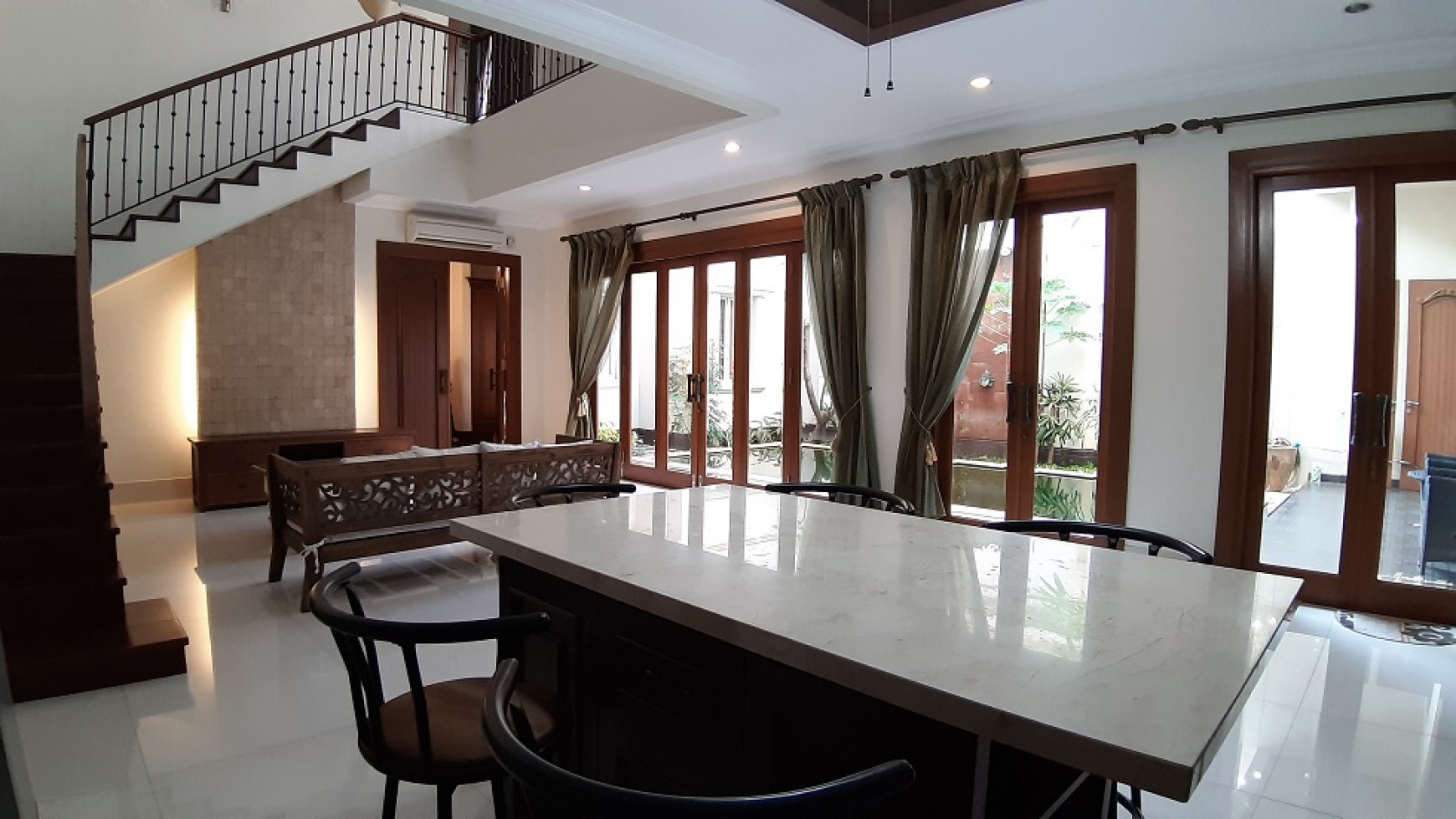 Rumah Disewakan di Cilandak, Jakarta Selatan, Hanya 1 km ke Stasiun MRT Fatmawati, 4 BR, Private Pool, Furnished