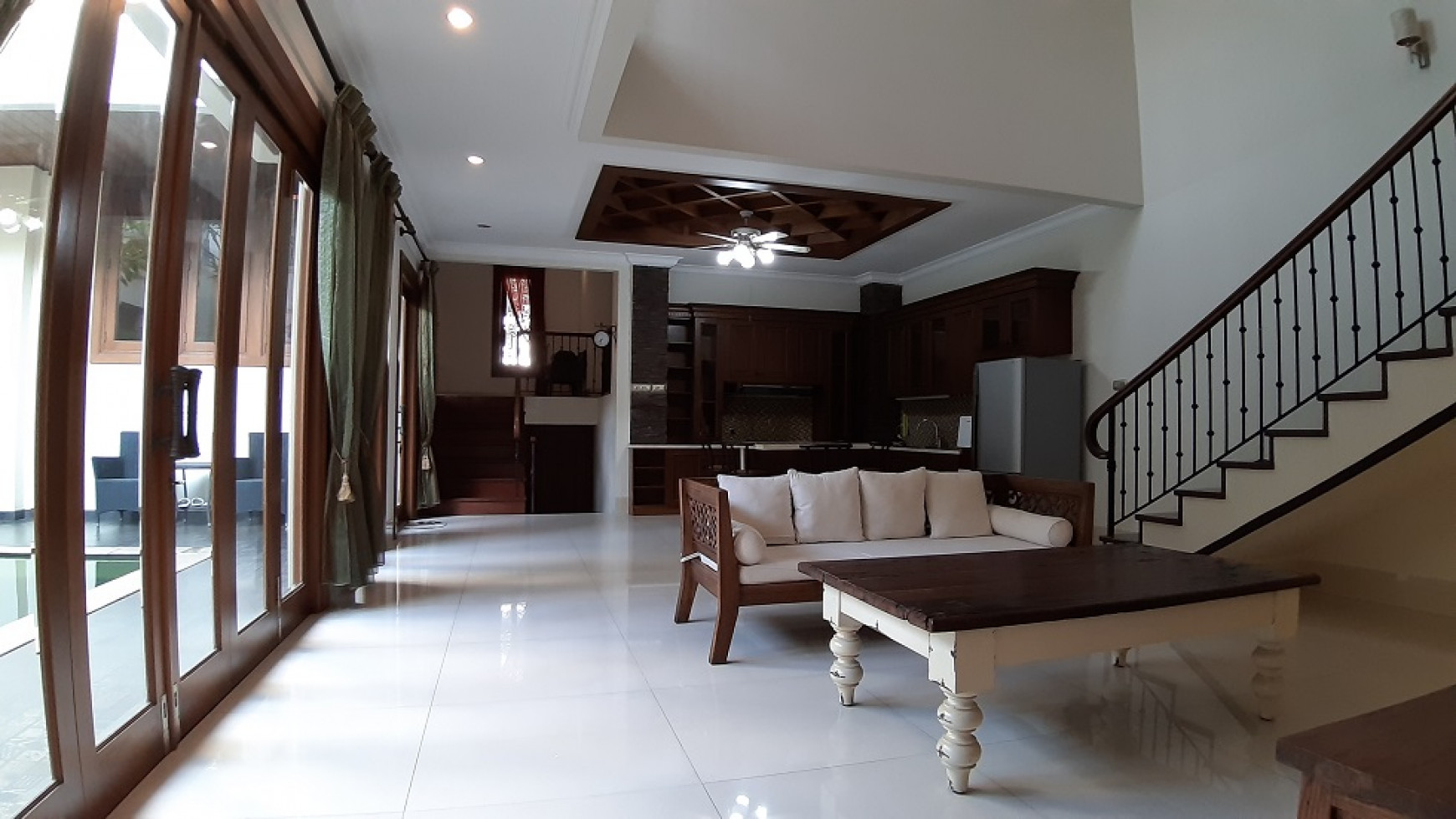 Rumah Disewakan di Cilandak, Jakarta Selatan, Hanya 1 km ke Stasiun MRT Fatmawati, 4 BR, Private Pool, Furnished