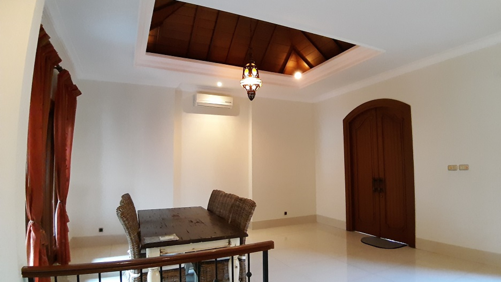 Rumah Disewakan di Cilandak, Jakarta Selatan, Hanya 1 km ke Stasiun MRT Fatmawati, 4 BR, Private Pool, Furnished