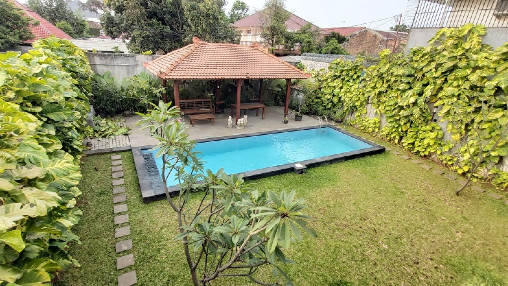 Rumah Di Cilandak, Jakarta Selatan, Siap Huni, Cozy dan comfortable, Private Pool, Semi Furnished