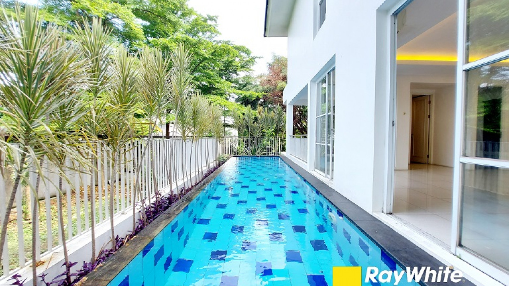 Townhouse di Cilandak, Jakarta Selatan, Hanya 500 meter ke Citos, Siap Huni, Private Pool, 4 BR