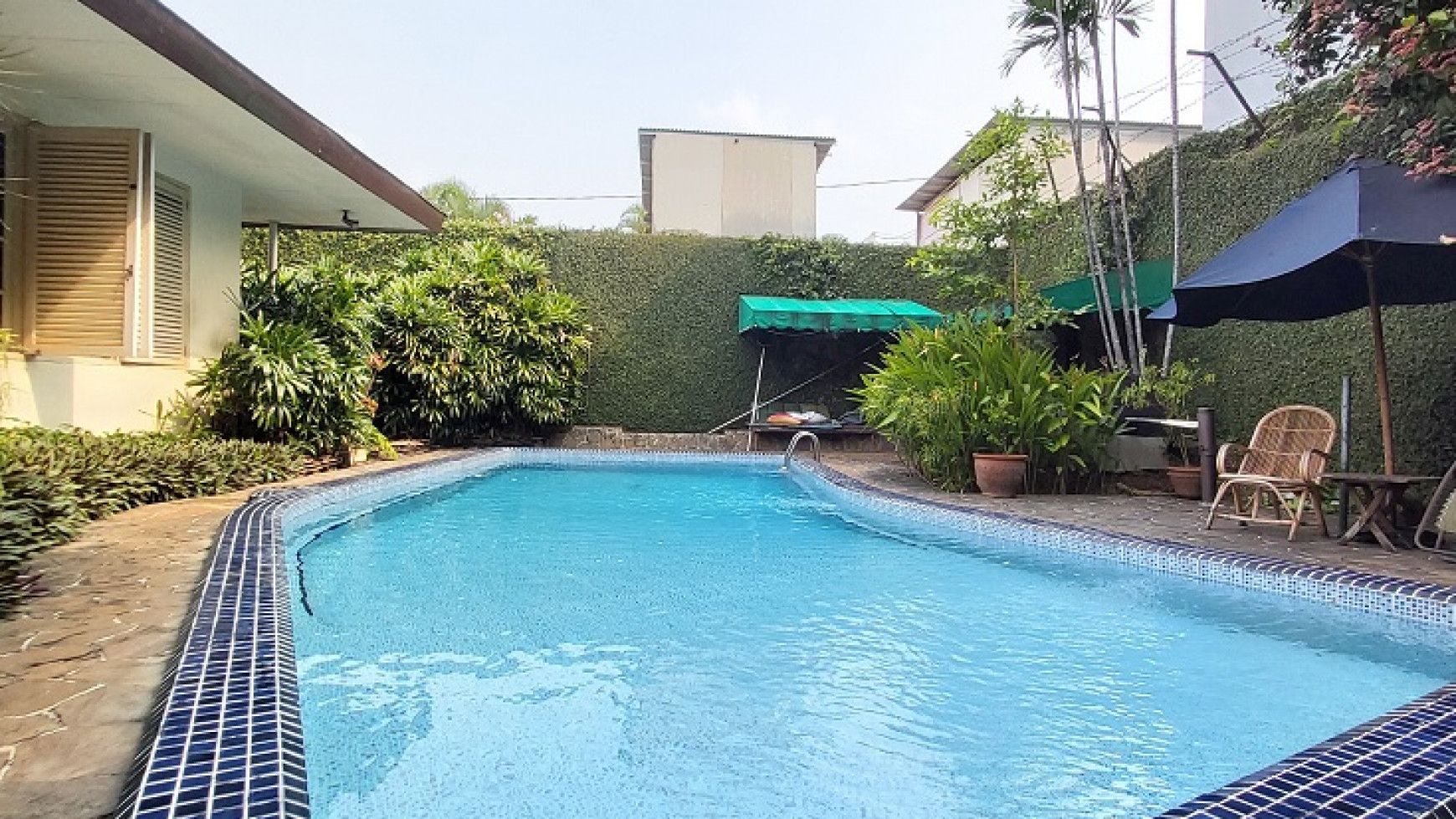 Rumah di Cilandak, Jakarta Selatan, Belakang CITOS; Siap Huni, Private Swimming Pool, 5 BR