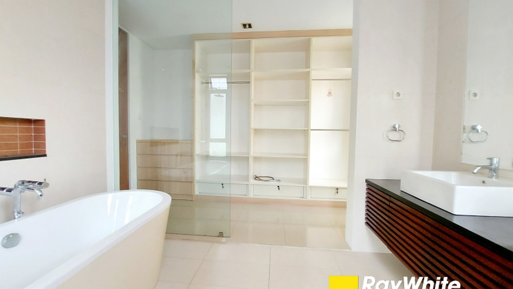 Rumah di Cilandak, Jakarta Selatan, Dalam Kompleks Perumahan, Siap Huni, Semi Furnished, 4 BR