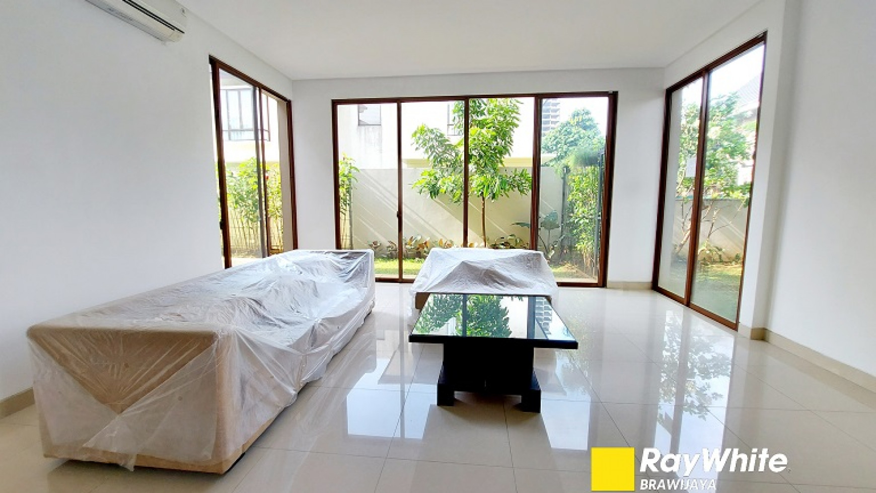 Rumah di Cilandak, Jakarta Selatan, Dalam Kompleks Perumahan, Siap Huni, Semi Furnished, 4 BR