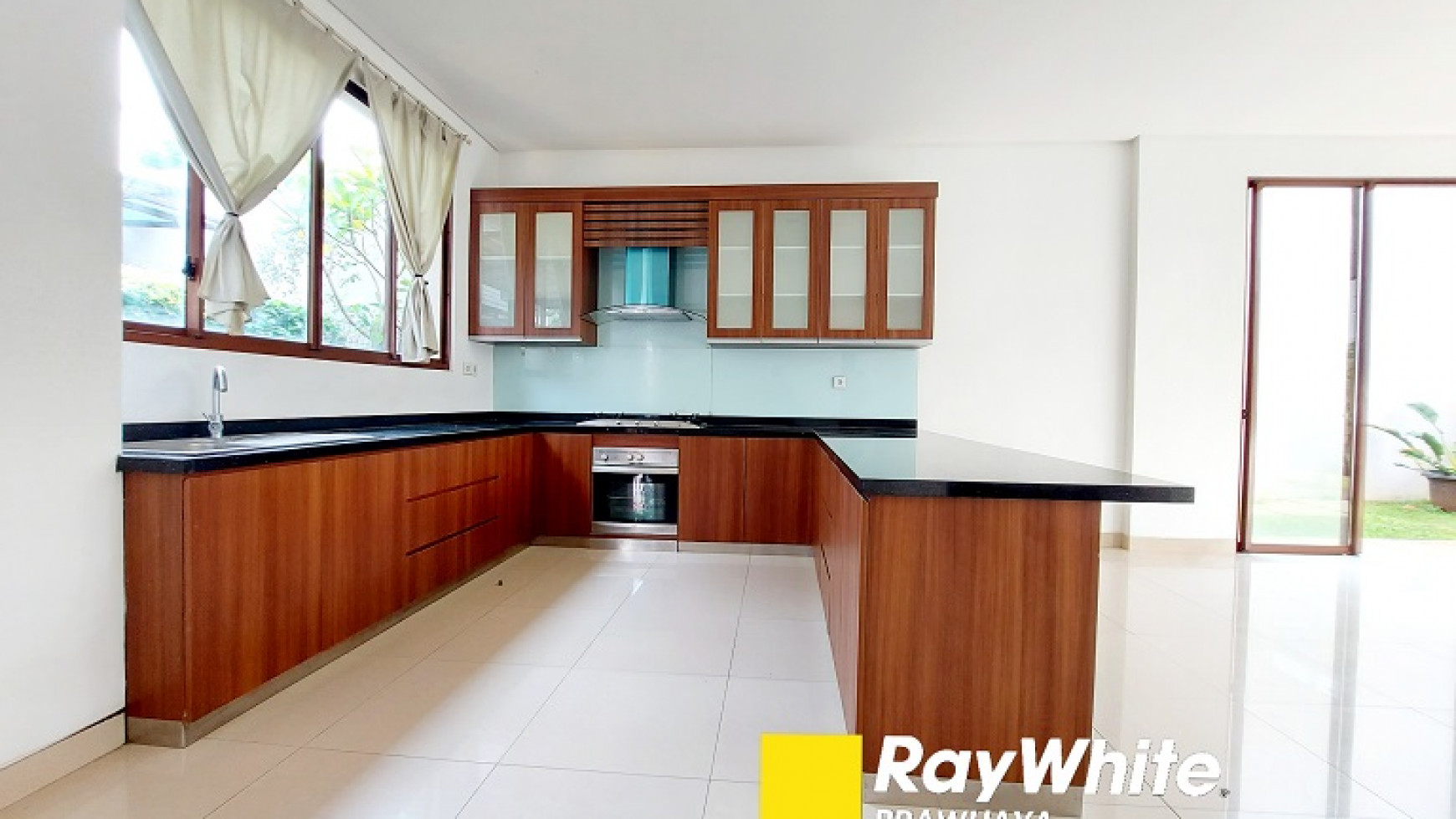 Rumah di Cilandak, Jakarta Selatan, Dalam Kompleks Perumahan, Siap Huni, Semi Furnished, 4 BR