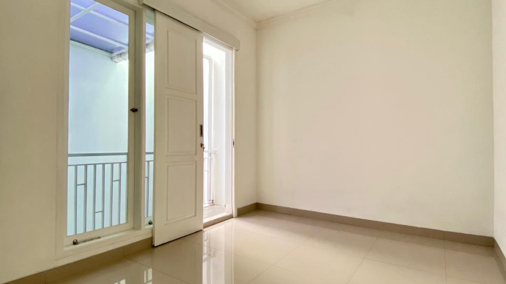 BRAND NEW HOUSE DI TEBET BARAT, SIAP HUNI, LOKASI STRATEGIS, BEBAS BANJIR, 4 BR