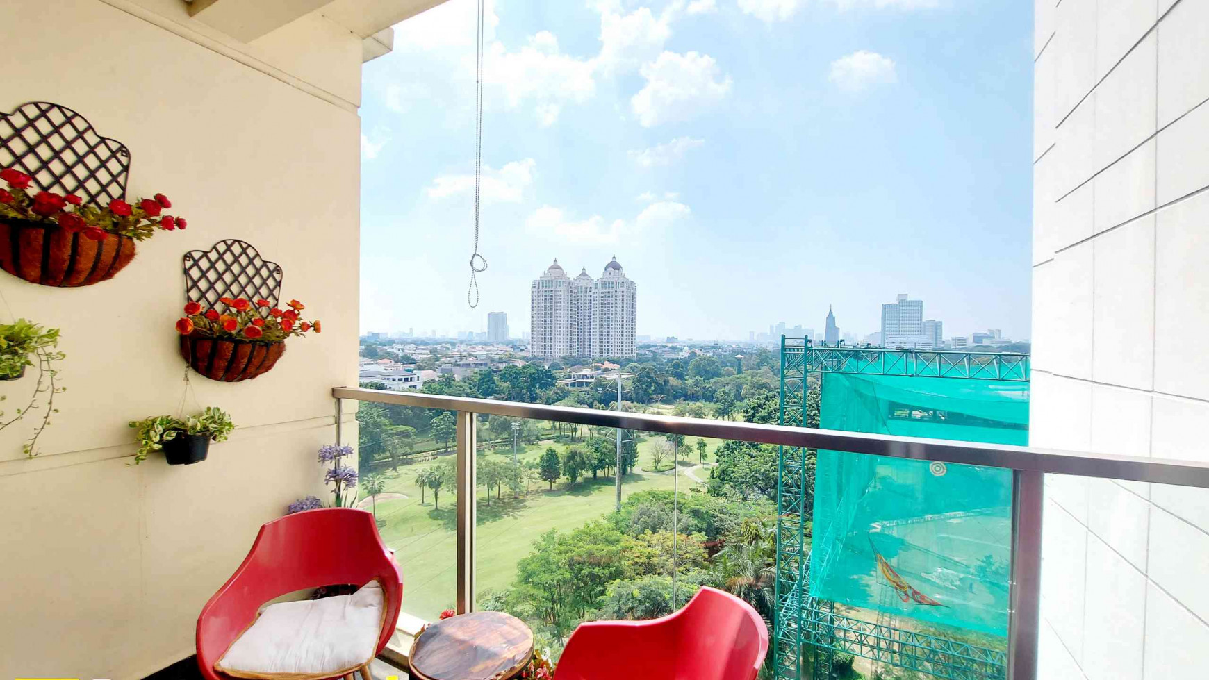 APARTEMEN SENAYAN CITY RESIDENCE, MIDDLE FLOOR, SIAP HUNI, PRIVATE LIFT, SENAYAN GOLF VIEW, 2 BR